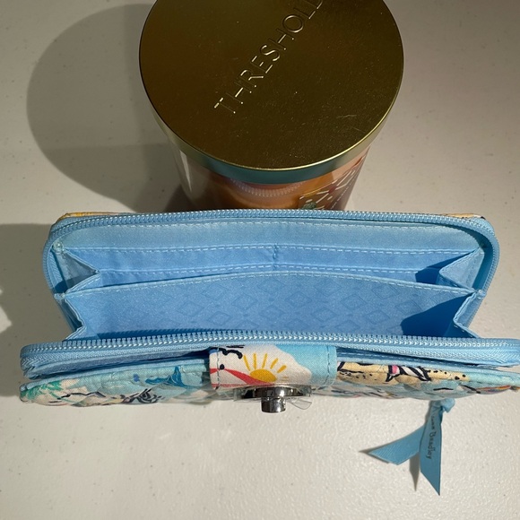 Vera Bradley RFID Turnlock Wallet Beach Pattern Blue Multicolor - Picture 4 of 5